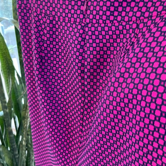 Beautiful navy and rich pink pencil skirt by Ann Taylor. - Picture 3 of 4